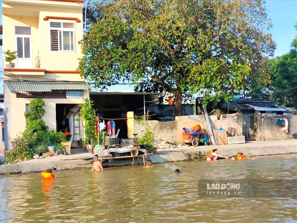 Do đoạn sông chạy qua khu dân cư thuộc phường Phú Sơn, TP. Thanh Hóa nên thu hút rất đông người dân đến đây bơi lội.