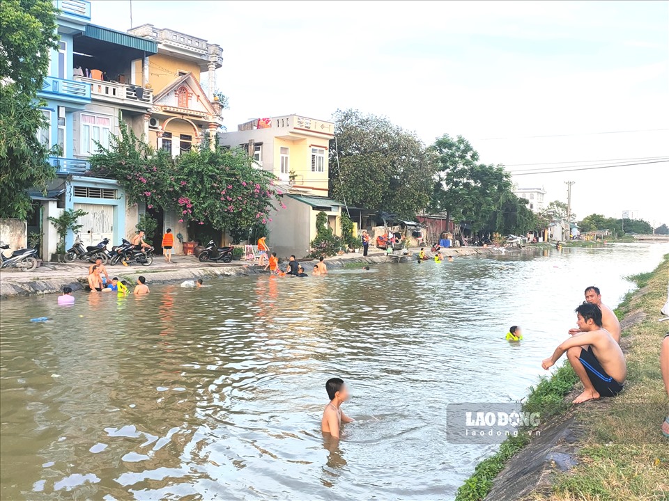 Những ngày nắng nóng vừa qua, trên sông Nhà Lê (đoạn chảy qua khu vực Cầu Cao, phường Phú Sơn, TP. Thanh Hóa) đã thu hút rất đông người dân đến tắm mát, giải nhiệt.