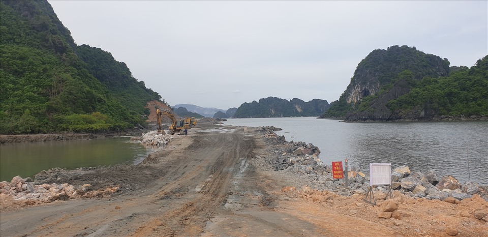 Đường bao biển Hạ Long - Cẩm Phả khi hoàn thành không chỉ giảm áp lực cho tuyến QL 18 mà còn mở ra các cơ hội phát triển kinh tế-xã hội lớn cho Quảng Ninh. Ảnh: Nguyễn Hùng