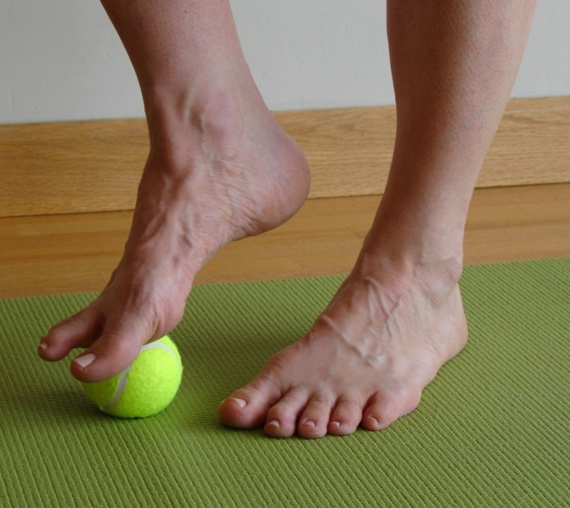 Các bà nội trợ có thể massage bằng quả bóng tennis để tránh đôi chân bị tê và mỏi. Ảnh: Xinhua