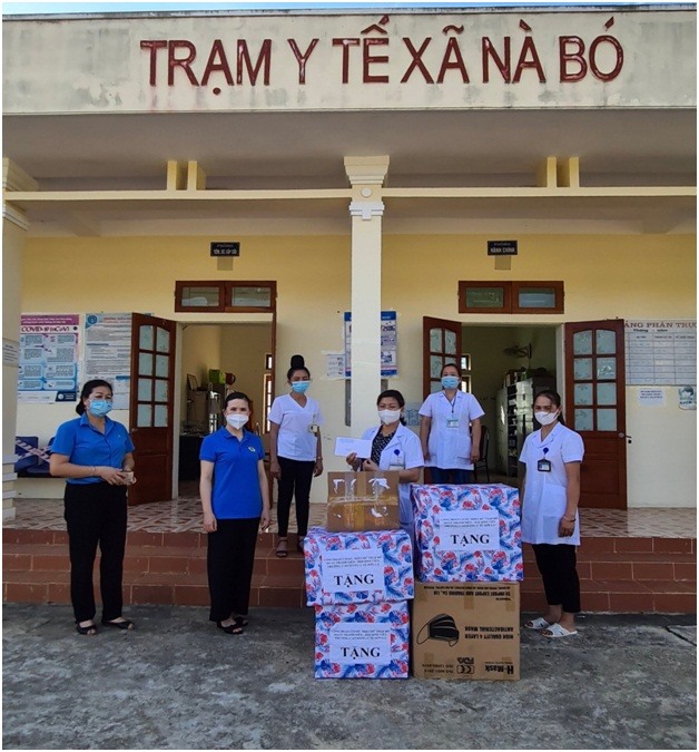 Công đoàn ngành chuyển trao các món quà  của các tập thể, cá nhân và các nhà hảo tâm ủng hộ tới tập thể cán bộ y tế tại trạm Y tế Xã Nà Bó Huyện Mai Sơn tuyến đầu chống dịch COVID-19.