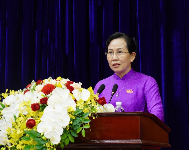Bà Lê Thị Thủy, Bí thư Tỉnh ủy, Chủ tịch HĐND tỉnh Hà Nam phát biểu tại kỳ họp. Ảnh: TTXVN
