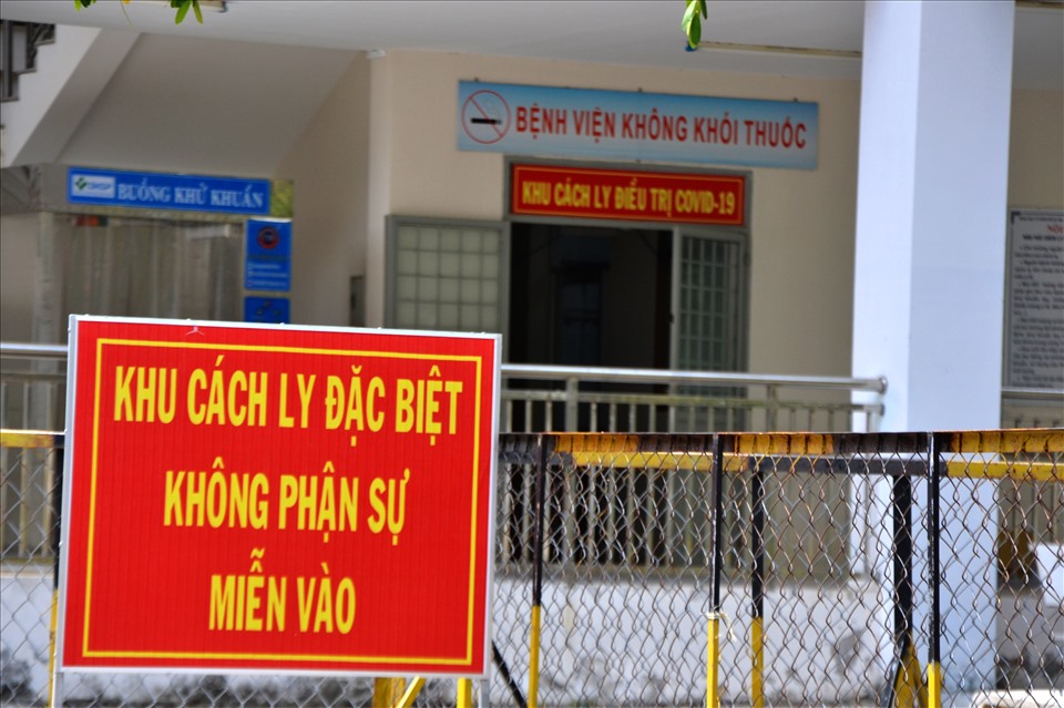 Ông Việt và đoàn công tác LĐLĐ tỉnh Kiên Giang cũng đến thăm 39 thầy thuốc vừa trải qua đợt tham gia theo dõi sức khỏe, điều trị cho bệnh nhân dương tính với SARS-CoV-2 và mắc COVID-19 (là F1) đang thực hiện cách ly tại Khoa Truyền nhiễm (Trung tâm Y tế TP. Hà Tiên). Ảnh: LT