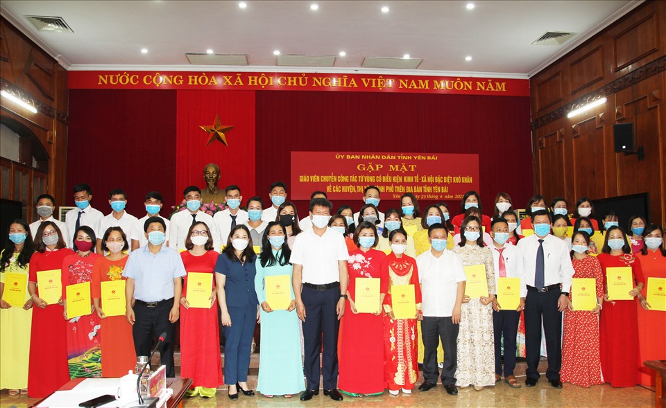 Ông Trần Huy Tuấn - Chủ tịch UBND tỉnh Yên Bái chụp ảnh lưu niệm cùng 45 giáo viên chuyển vùng công tác nhân dịp gặp mặt này. Ảnh: Kiên Tâm.