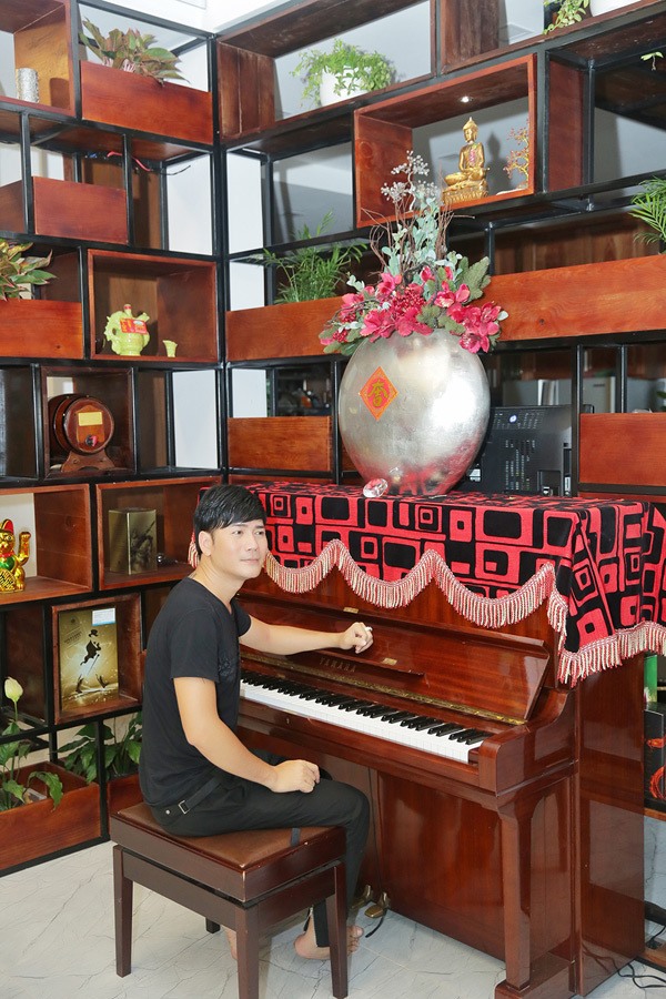 Ở nhà Quách Thành Danh thường xuyên luyện tập thanh nhạc và dạy các con ca hát, chơi đàn.