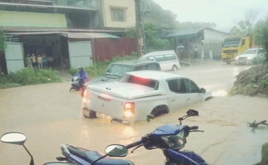 Trong thời điểm mưa to, nhiều xe bị sập cống do mực nước lên cao.