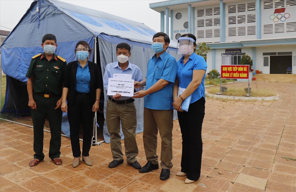 LĐLĐ tỉnh Phú Yên tổ chức thăm hỏi, trao tiền hỗ trợ cho các chốt chống dịch vượt qua khó khăn. Ảnh: Thu Cúc