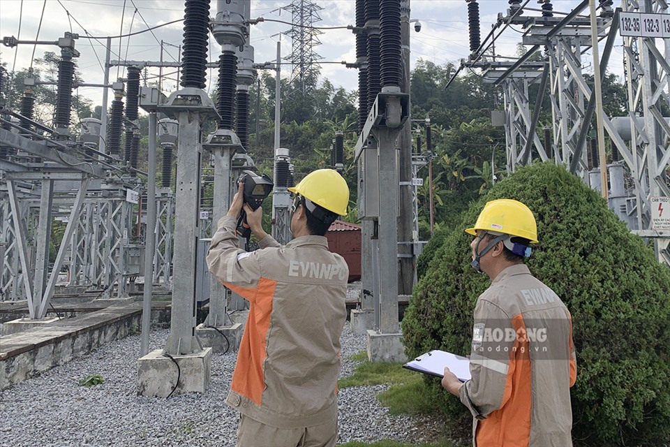 Công nhân kiểm tra an toàn thiết bị tại Trạm 110KV Tuần Giáo - Điện Biên.