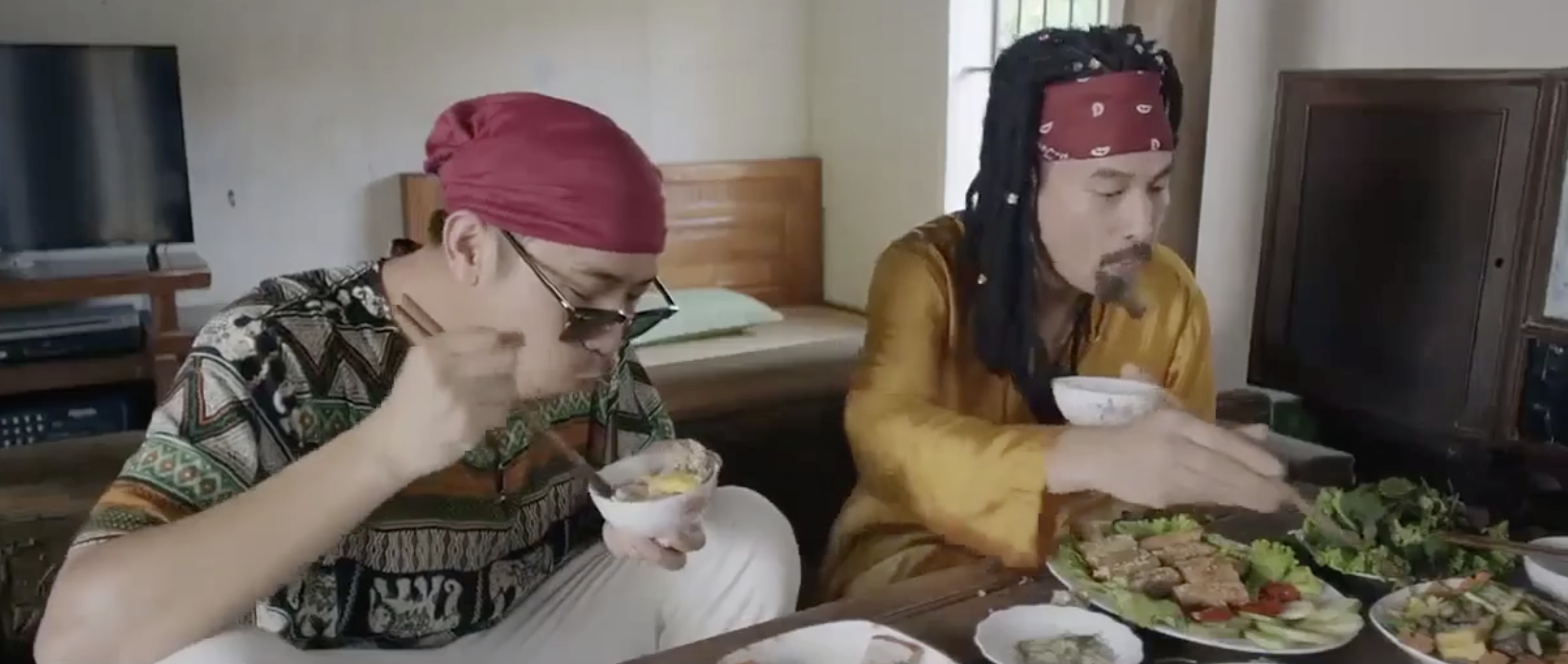 Tạo hình của Nô và Mộc khi đến ăn cơm nhà Hoa. Ảnh: CMH