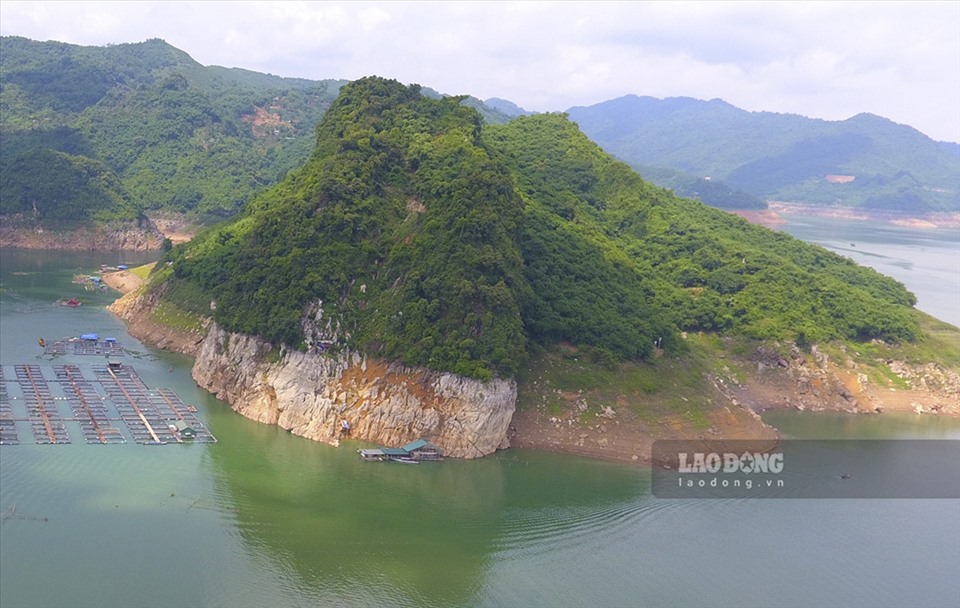 Trong khi đó do lượng mưa ở đầu nguồn giảm nên vào lúc 7h ngày 5.7 mực nước trên lòng hồ Thủy điện Sơn La cũng chỉ đạt 183,7m, cách mực nước chết hơn 8m (mực nước chết của Nhà máy Thủy điện Sơn La là 175m).