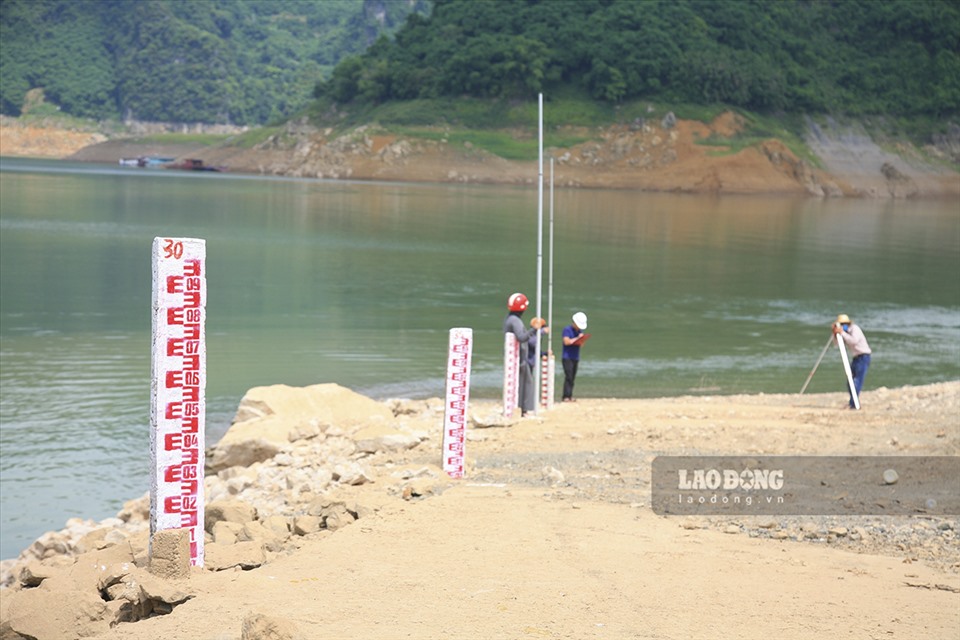 Cán bộ kỹ thuật của Nhà máy Thủy điện Hòa Bình kiểm tra độ lún của các cột đo mực nước.