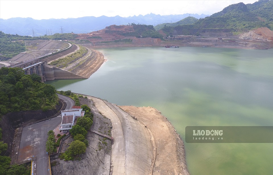 Nhà máy Thủy điện Hòa Bình là thủy điện cuối cùng trên hệ thống thủy điện của lưu vực sông Đà, do vậy lượng nước về lòng hồ còn phụ thuộc cả vào lưu lượng xả và công xuất hoạt động của các thủy điện ở thượng nguồn.