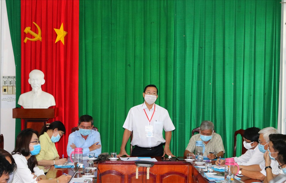 Ông Trần Quang Bảo chủ trì cuộc họp thông tin về cuộc thi tốt nghiệp THPT năm 2021. Ảnh: LT