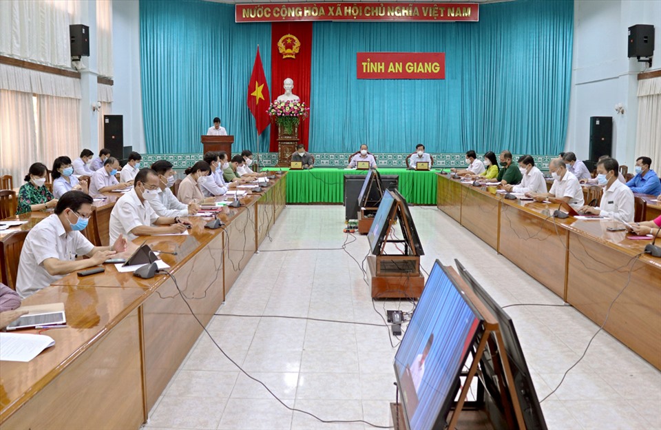 Quang cảnh buổi họp trực tuyến về tình hình dịch COVID-19 của UBND tỉnh An Giang. Ảnh: LT