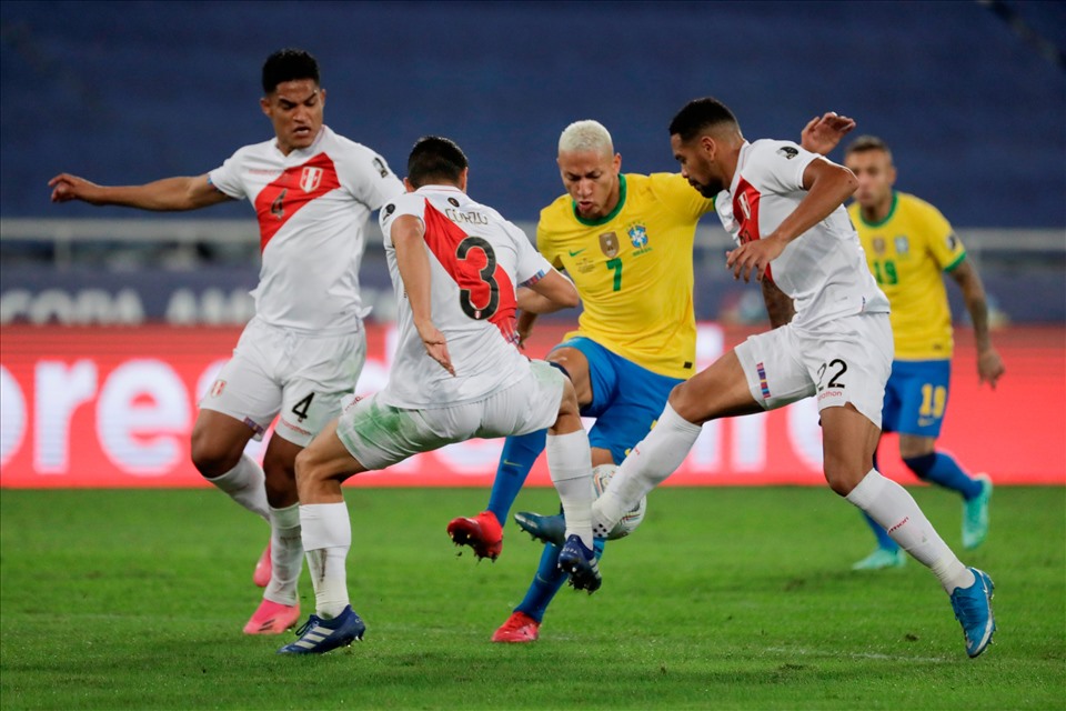 Brazil đã phải đối mặt với thế trận rất chặt chẽ mà Peru dựng lên trong hiệp 1. Ảnh: Copa America