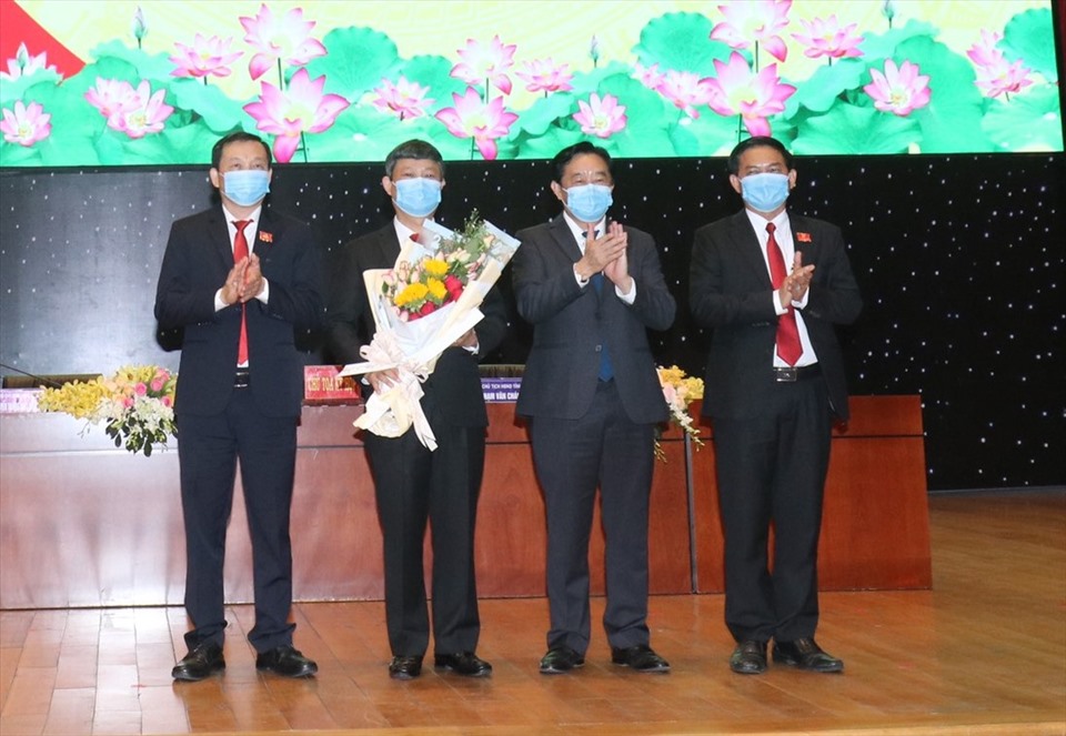 Ông Võ Văn Minh (thứ 2 từ trái qua) nhận hoa chúc mừng đảm nhiệm chức danh làm Chủ tịch UBND tỉnh Bình Dương. Ảnh: Mai Xuân