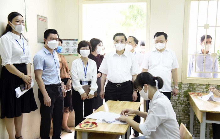 Chủ tịch UBND TP Chu Ngọc Anh kiểm tra tại điểm thi Trường THCS Bế Văn Đàn, quận Đống Đa.