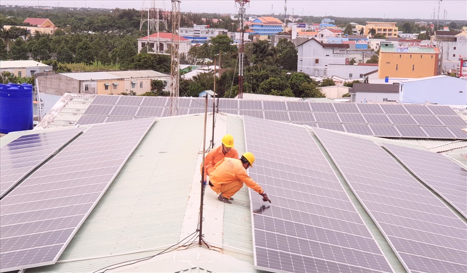 Nhiều địa phương tại Đồng bằng sông Cửu Long đang kiểm tra việc lắp đặt điện mặt trời. Ảnh EVNSPC cung cấp.