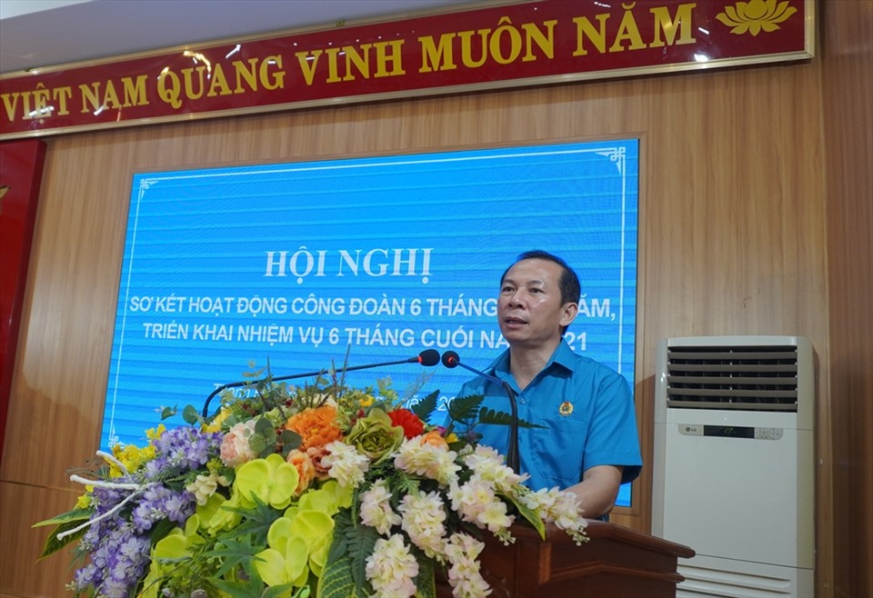 Ông Võ Manh Sơn - Chủ tịch LĐLĐ tỉnh Thanh Hóa phát biểu về những thành tích đã đạt được, những hạn chế cần khắc phục để đưa tổ chức công đoàn ngày một vững mạnh. Ảnh: Q.D