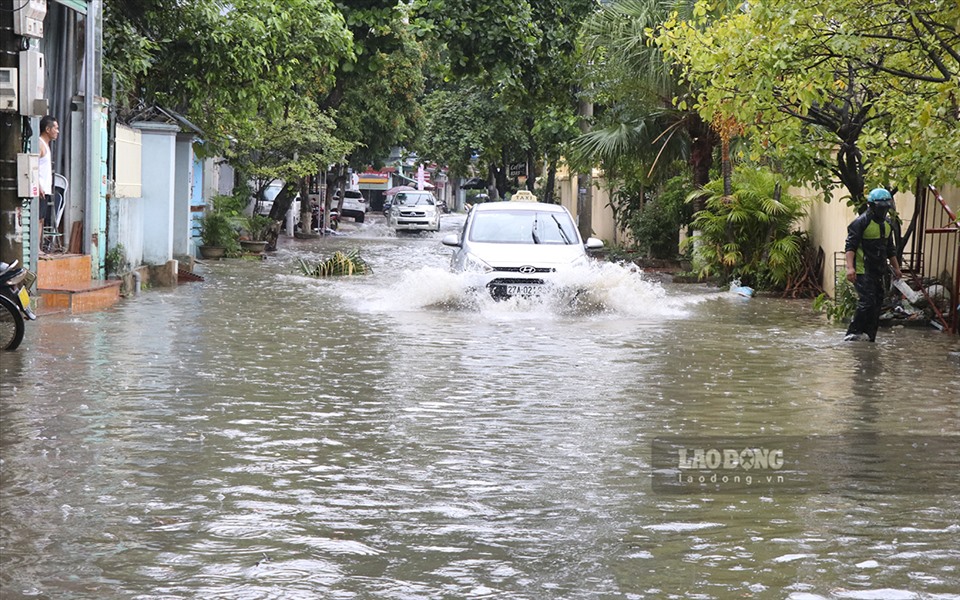 Theo khảo sát của phóng viên, trên các tuyến đường Hoàng Văn Thái, Võ Nguyên Giáp, Trường Chinh, khu vực cạnh Sân vận động tỉnh Điện Biên đã xuất hiện nhiều điểm bị ngập nặng trong quá trình mưa lớn diễn ra.
