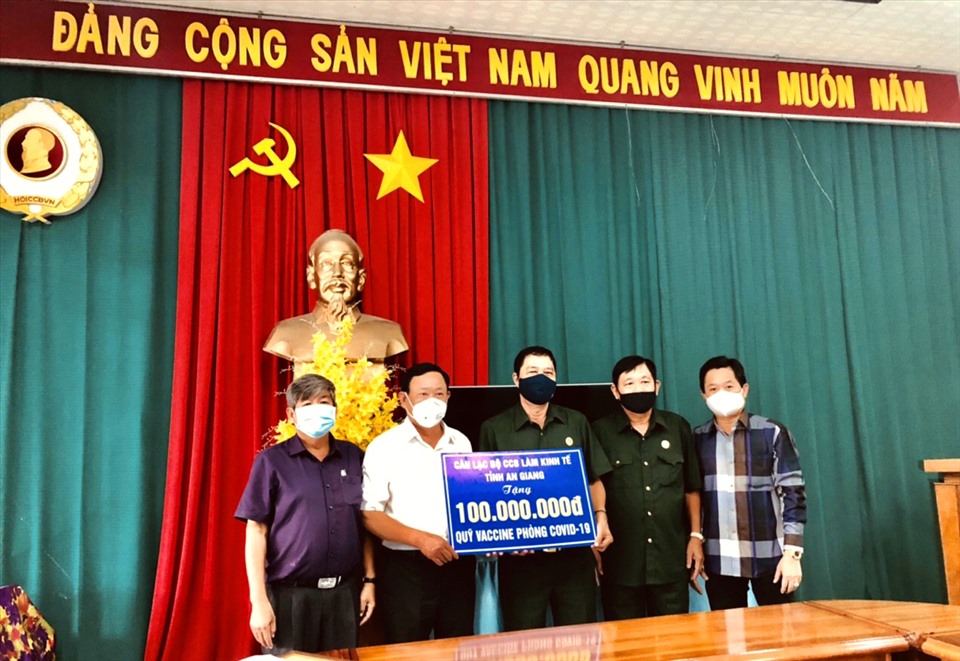 Ban chủ nhiệm CLB Cựu chiến binh làm kinh tế tỉnh An Giang ủng hộ 100 triệu đồng cho Quỹ Vaccine phòng dịch COVID-19. Ảnh: LT