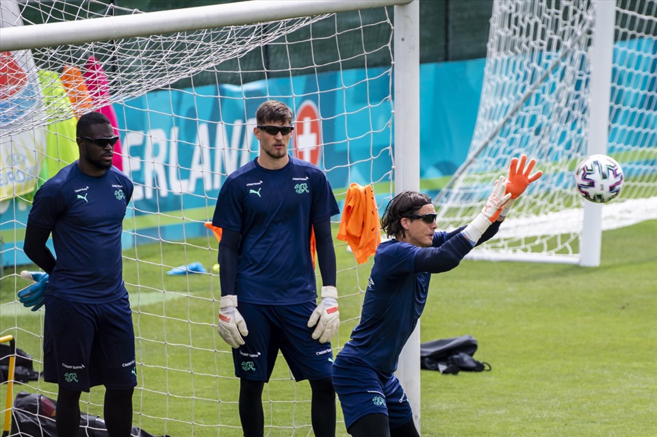 Những đôi kính mát, cường lực với công nghệ tối tân đã giúp thủ môn Yann Sommer của Thụy Sỹ chơi tuyệt hay tại EURO 2020. Ảnh: EPA.