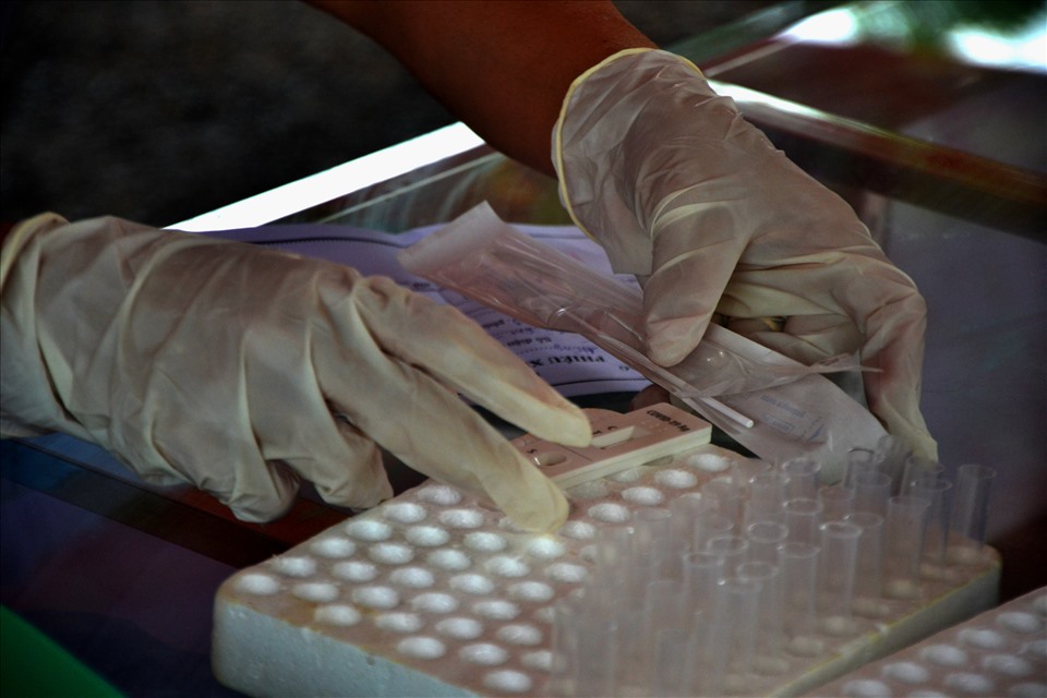 Người đến Đồng Tháp phải có xét nghiệm RT-PCR âm tính với SARS-CoV-2. Ảnh: LT
