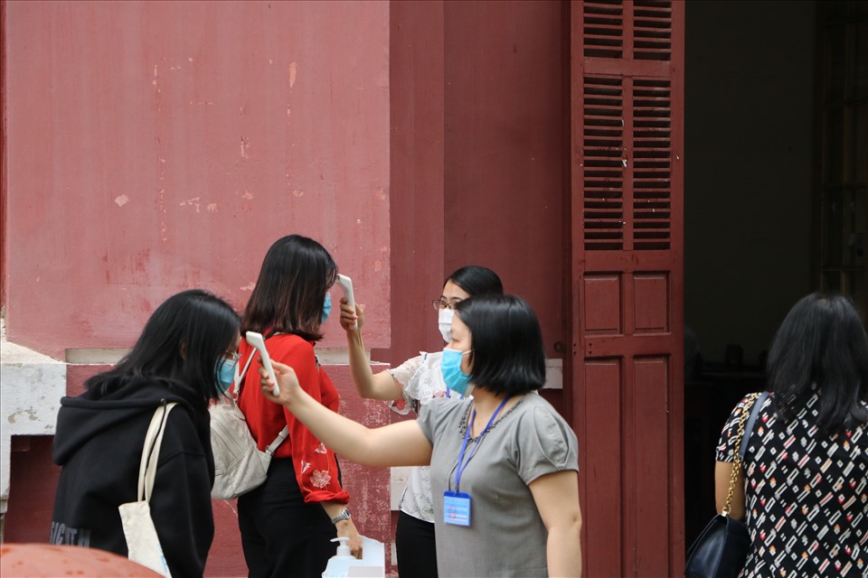 Năm nay, Thừa Thiên Huế đảm nhận công tác giao nhận đề thi tốt nghiệp THPT 2021 cho 7 tỉnh ở khu vực miền Trung từ Kon Tum đến Quảng Bình do tình hình dịch bệnh phức tạp, vì vậy sở GD&ĐT đã phối hợp với Sở Y tế làm xét nghiệm PCR cho tất cả cán bộ, giáo viên làm công tác in đề thi.