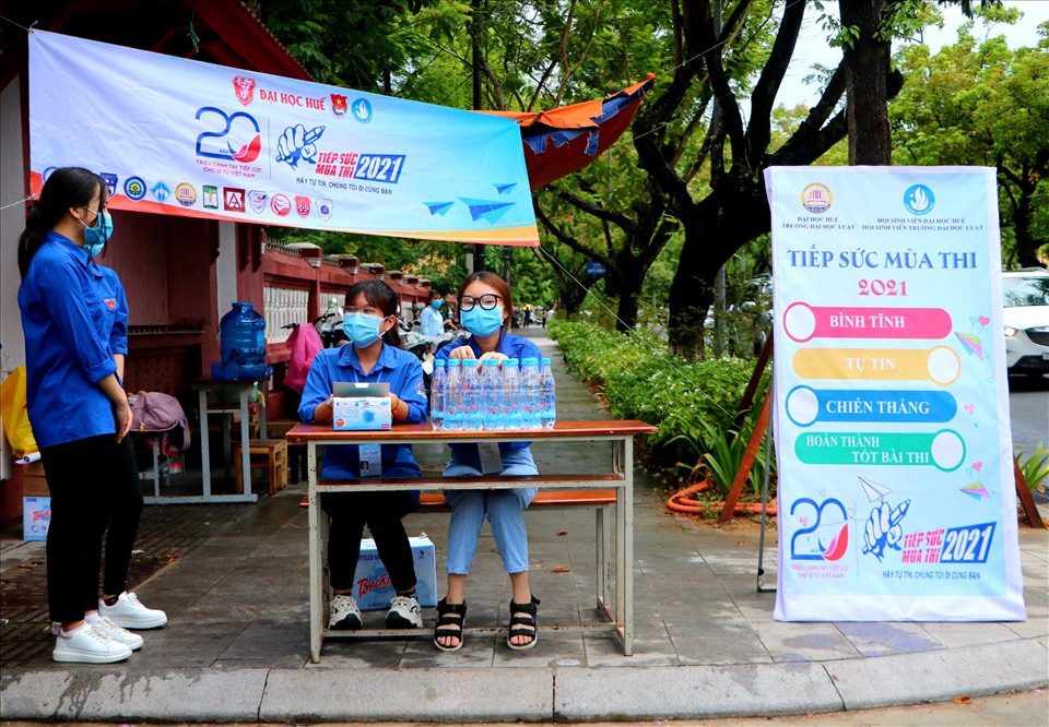 Tại cổng, đội thanh niên tình nguyện tiếp sức mùa thi sẵn sàng hỗ trợ, tiếp nước và hướng dẫn các thí sinh.