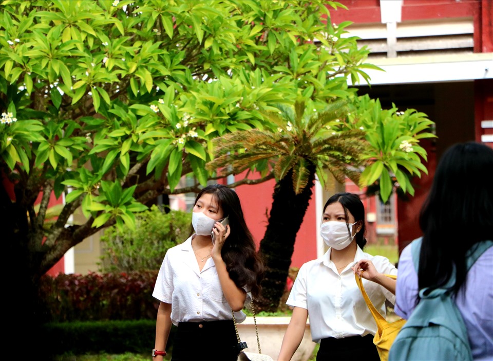 Chiều 6.7, hơn 13.000 thí sinh ở Thừa Thiên đã đến các điểm thi làm thủ tục tham dự Kỳ thi tốt nghiệp THPT năm 2021.