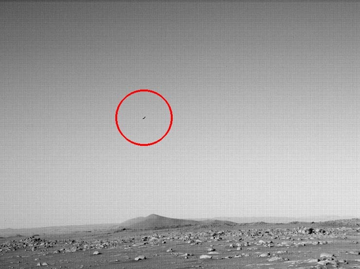 Vật thể bay bí ẩn trên hành tinh đỏ trong bức ảnh của NASA. Ảnh: NASA