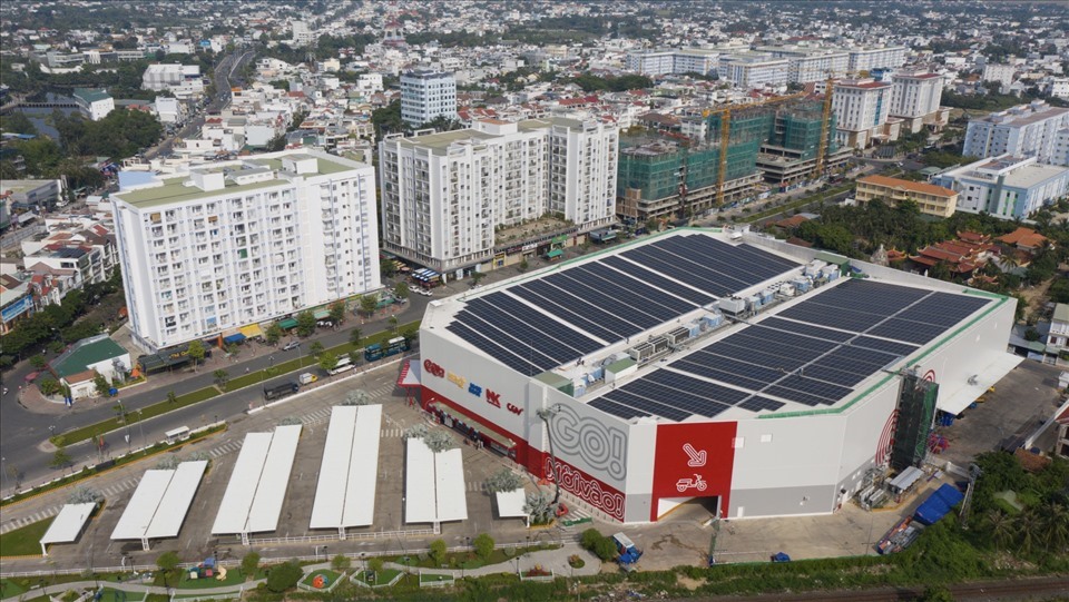 Một siêu thị lớn ở TP.Nha Trang lắp năng lượng mặt trời, ký hợp đồng trực tiếp với ngành điện và không thông qua chính quyền. Ảnh: Thu Cúc