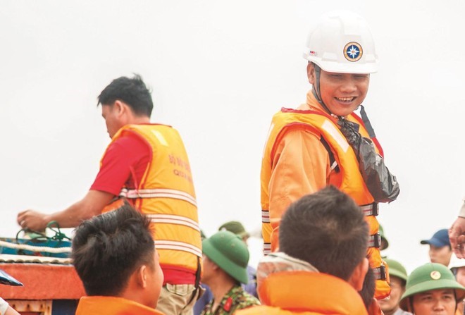 Anh Trần Văn Khôi (người đội mũ bảo hiểm) trong một lần làm công tác cứu nạn. Ảnh TT TKCN