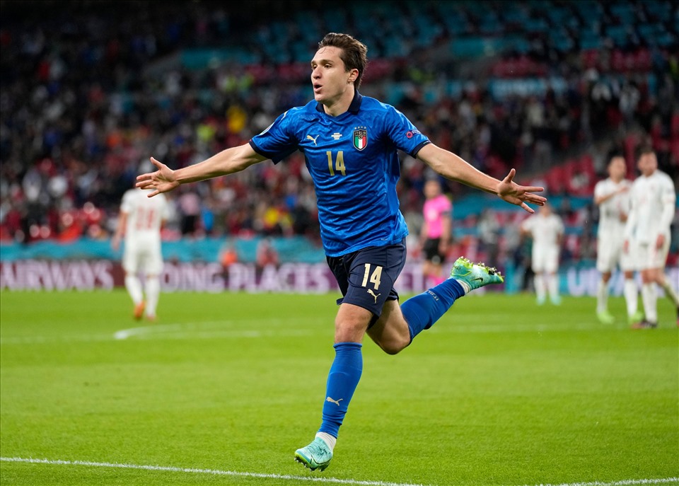 Italia vươn lên dẫn trước với siêu phẩm của Federico Chiesa.