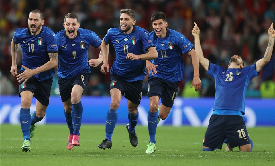 Niềm vui vô bờ bến của tuyển Italia sau khi vào chung kết EURO sau 9 năm chờ đợi.