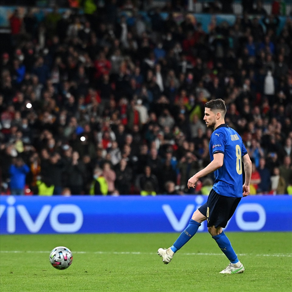 Jorginho thực hiện thành công cú đá luân lưu quyết định giúp Italia vào chung kết.