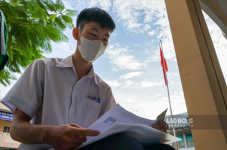 ghi nhận của Phóng Viên tại trường THPT Nguyễn Việt Dũng vì lo lắng nhiều học sinh đã đến trường từ rất sớm ngồi ôn tập lại bài