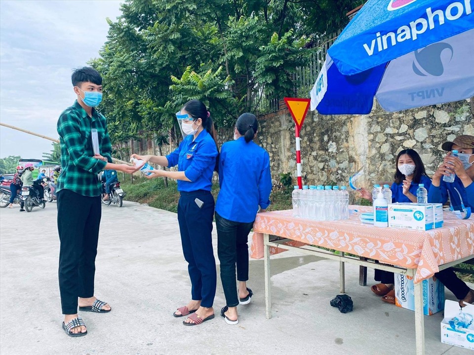 Nhóm sinh viên tình nguyện tham gia hỗ trợ sát khuẩn cho thí sinh