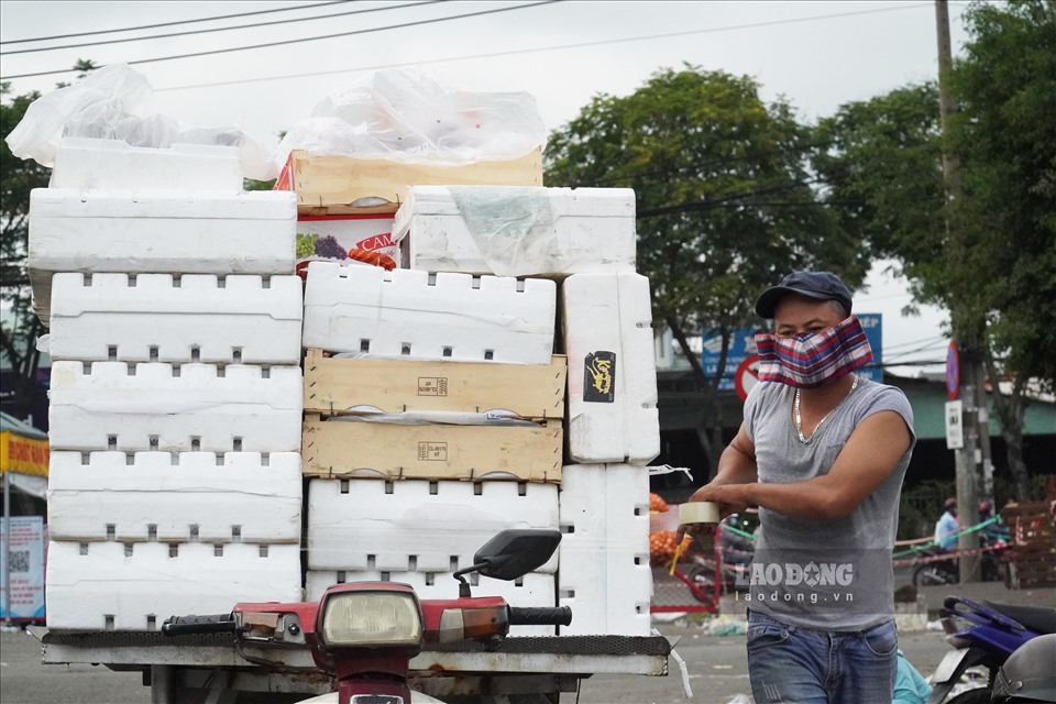 Trước đó, chợ đầu mối Hóc Môn và Bình Điền cũng tạm dừng hoạt động tập kết, giao hàng trực tiếp để phòng dịch. Như vậy, hiện cả 3 chợ đầu mối của TPHCM đều phải tạm dừng hoạt động.