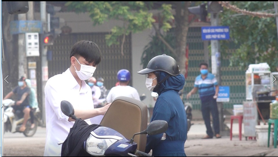 Phụ huynh đưa con đi thi tại điểm thi “nóng” nhất Bắc Giang. Ảnh: Vân Trang