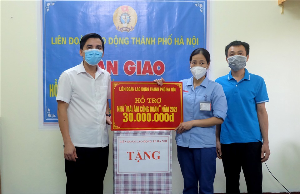Trao hỗ trợ đoàn viên Hoàng Thị Tam 30 triệu đồng. Ảnh: Ngọc Ánh