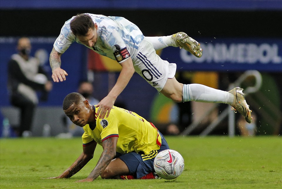 Các cầu thủ Colombia chơi quyết liệt khiến đối thủ chùn chân. Ảnh: Copa America
