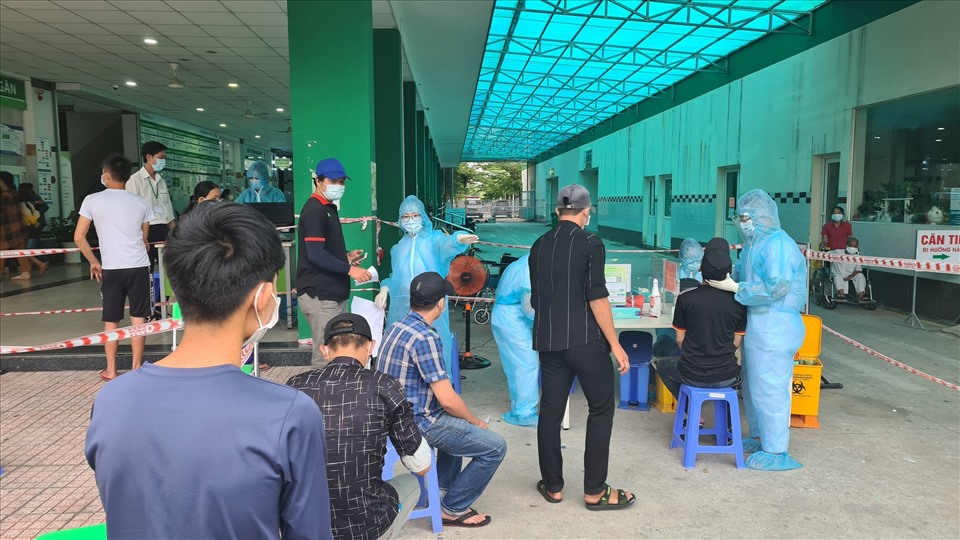 Người dân tập trung lấy mẫu test nhanh COVID-19 tại cơ sở y tế ở phường Tương Bình Hiệp. Ảnh: Dương Bình