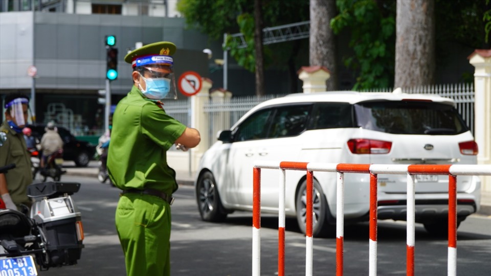 Lực lượng công an hỗ trợ phân luồng giao thông trước cổng Trường THPT Lê Quý Đôn (Quận 3, TPHCM). Ảnh: Chân Phúc
