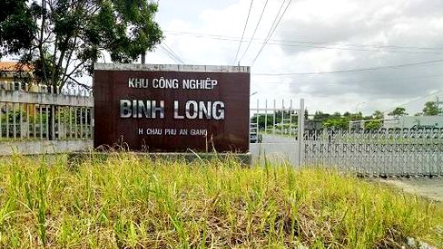 Bên ngoài Khu Công nghiệp Bình Long, nơi được UBND huyện Châu Phú (An Giang) áp dụng thực hiện giãn cách xã hội từ 00h ngày 8.7.2021 cho đến khi có thông báo mới. Ảnh: TT