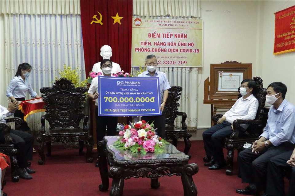 Buổi lễ trao nhận trang thiết bị y tế phòng, chống dịch COVID-19 tại Ủy ban MTTQ Việt Nam TP Cần Thơ.