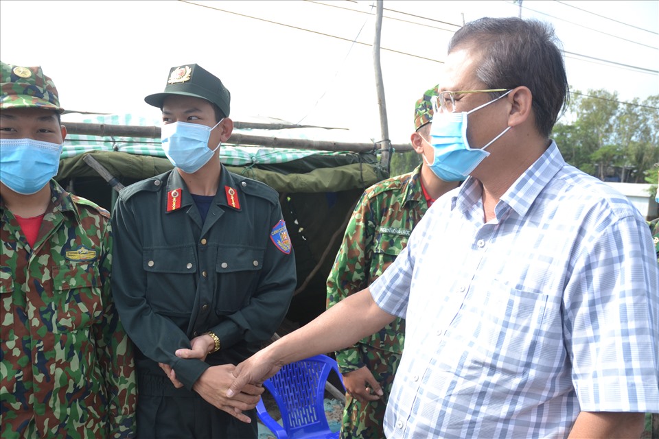 BS Nguyễn Lâm Thái Thuận trong lần thăm hỏi lực lượng làm nhiệm vụ phòng chống COVID-19 trên biên giới. Ảnh: LT
