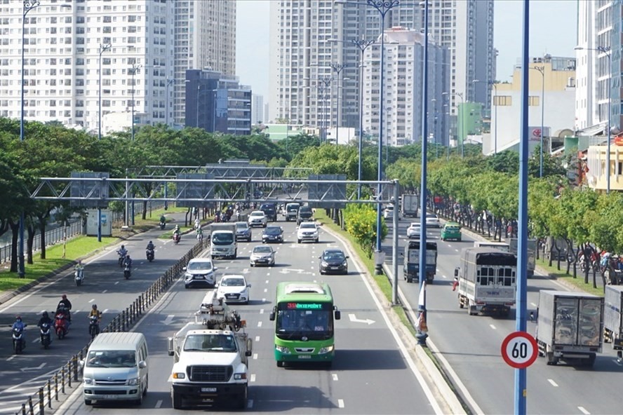 Đại lộ Võ Văn Kiệt sẽ triển khai làn đường riêng cho xe buýt nhanh BRT số 1. Ảnh: Minh Quân