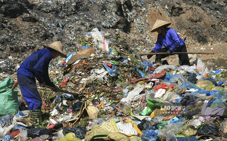 Những người trong trang phục “quần áo công nhân” xuất hiện ở đây cho biết, họ không phải công nhân mà là những người đi nhặt rác.