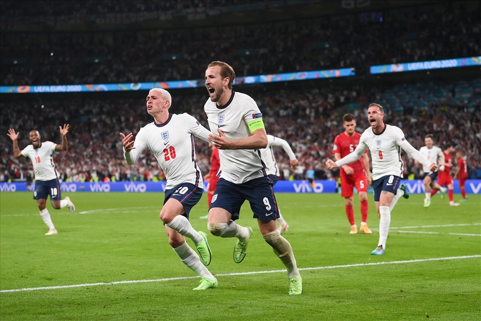 Harry Kane ghi bàn quyết định giúp Anh thắng Đan Mạch 2-1 để vào chung kết EURO 2020.
